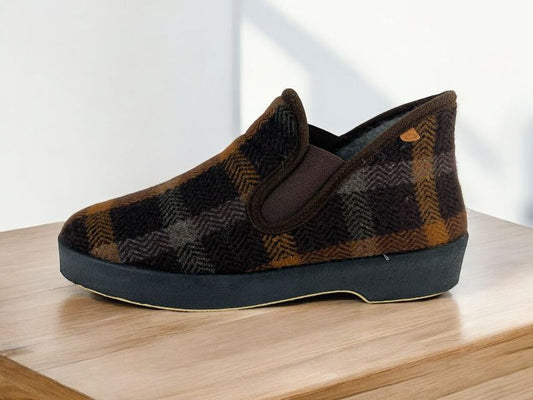 Zapatillas clásicas de hombre en cuadros tartán de tejido cálido y máximo confort y suela alta antideslizante. Compra on line.