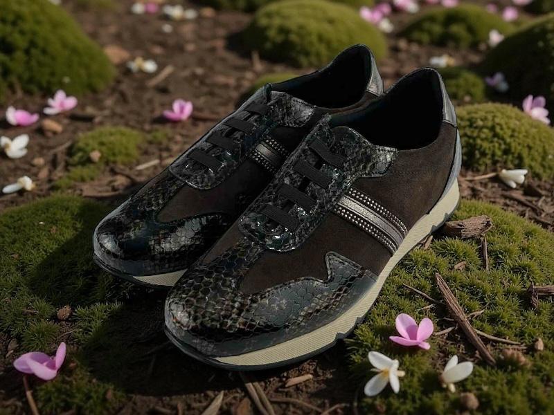 Zapatillas de mujer estilo casual, en piel ante y print en piel serpiente, en color marrón, con elásticos y detalles de tiras en los laterales. Suela de goma en color beie.