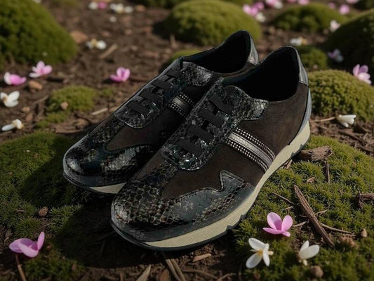 Zapatillas de mujer estilo casual, en piel ante y print en piel serpiente, en color marrón, con elásticos y detalles de tiras en los laterales. Suela de goma en color beie.