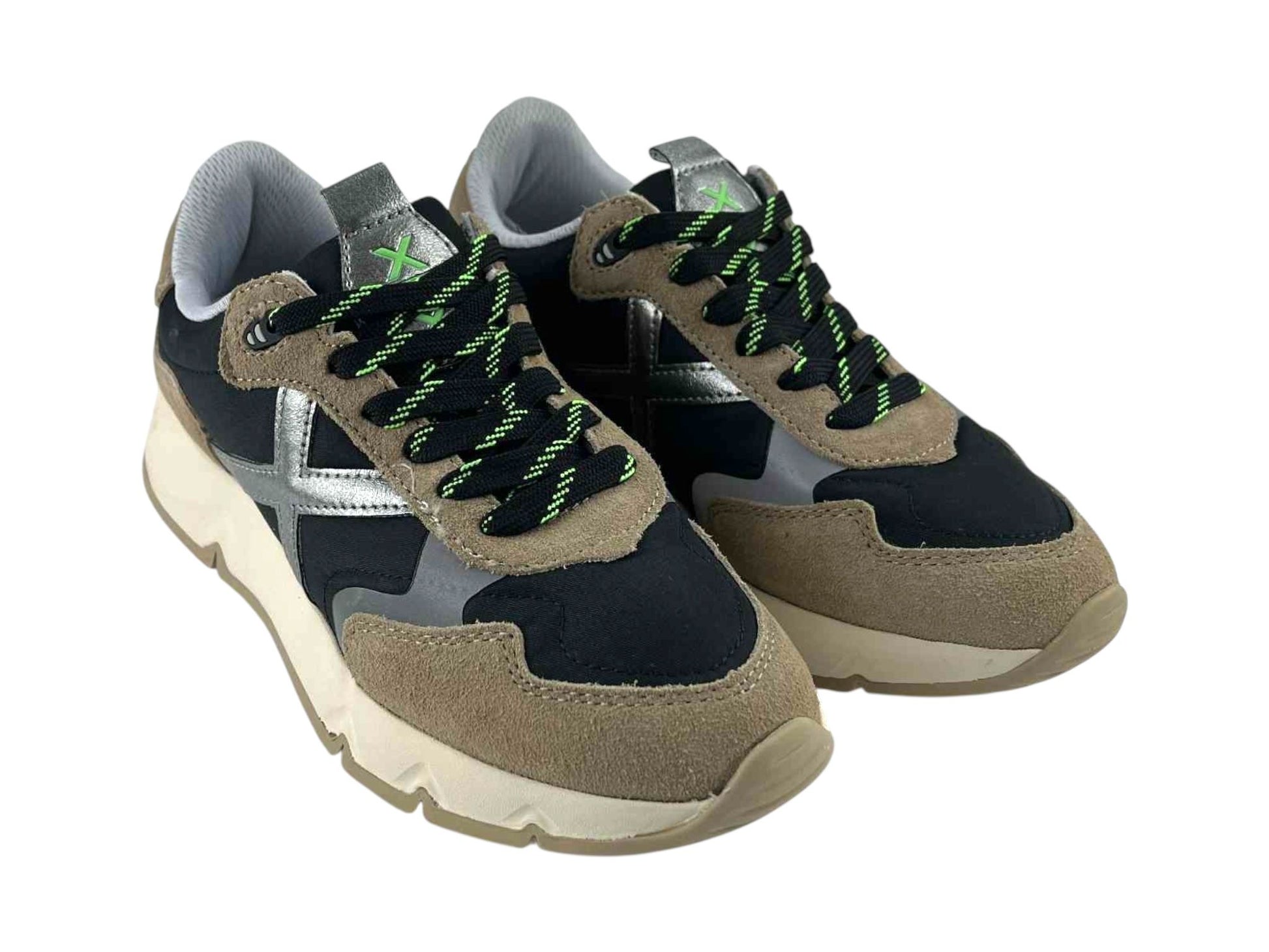 Zapatillas deportivas de moda de la marca Munich, para mujer, en color negro y detalles en beige y plata.