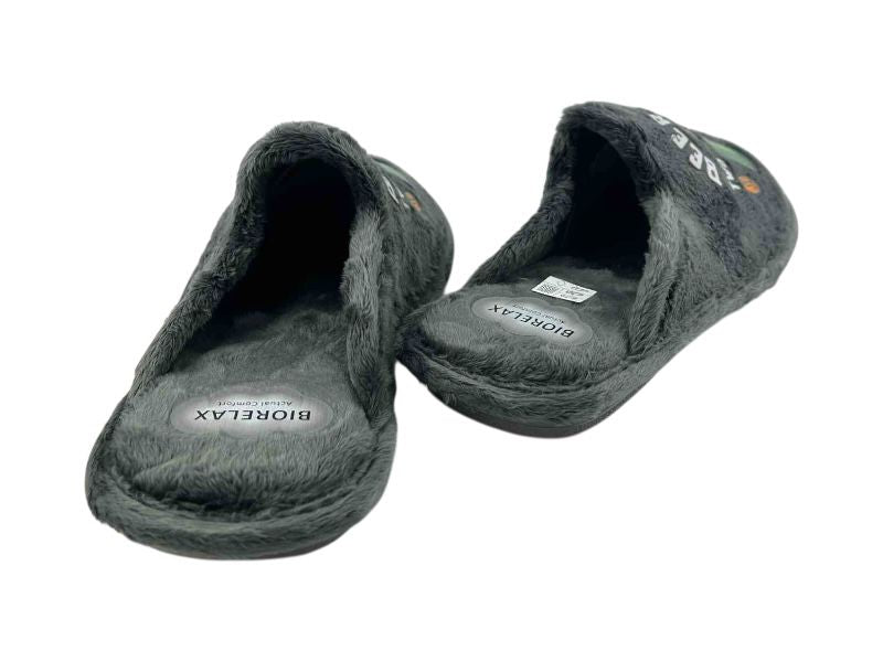 Zapatillas de casa para hombre, de la marca española Biorelax, realizadas en paño suave de peluche color gris. Pantuflas de gran calidad y suela de goma antideslizante. Ideales para regalar. Máxima comodidad.