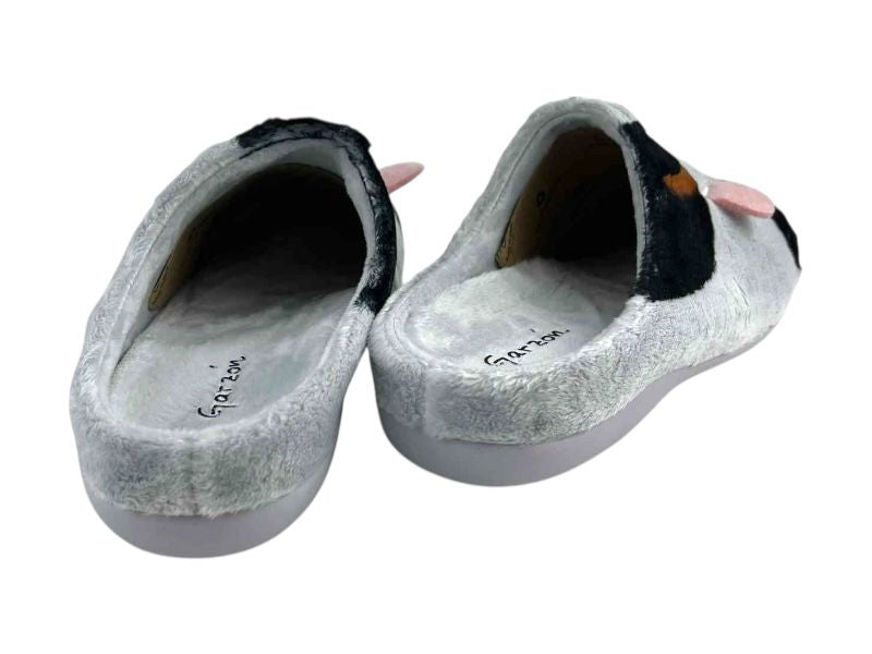 Vista por la parte de atrás de unas zapatillas descalzas de mujer con forma de vaca, muy divertidas, con suela de goma antideslizante, de gran calidad y muy cómodas.