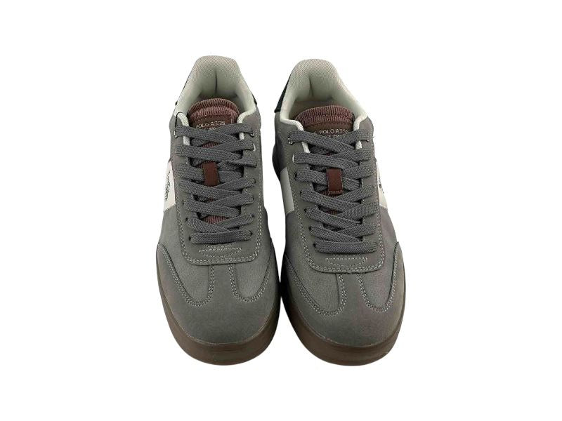 Zapatillas de hombre de la marca U.S.Polo Assn. en color gris cómodos y ligeros, en piel sintética de alta calidad, con cordones y logo en el lateral y en las lengüetas.
