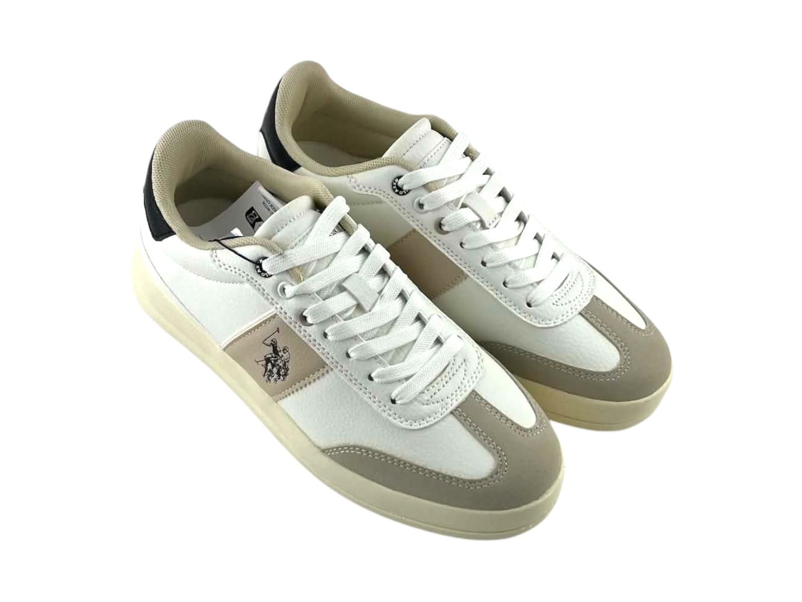 Vista en ángulo de las sneakers blancas de hombre U.S. Polo Assn., destacando la puntera, talón y el logotipo de la marca.