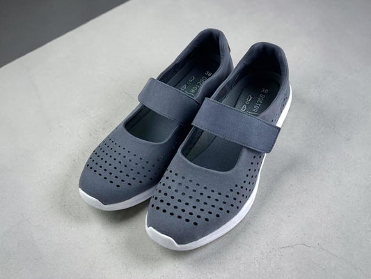 Zapatillas tipo merceditas en color gris azulado con diseño calado por puntos y suela deportiva blanca de gran ligereza.