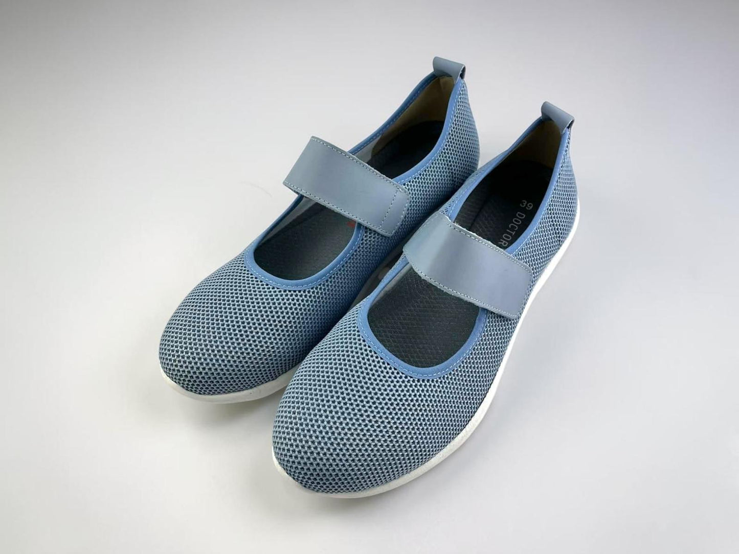Zapatillas Cutillas, estilo Merceditas de mujer, en malla azul con tira de velcro suave y suela deportiva blanca de gran flexibilidad.
