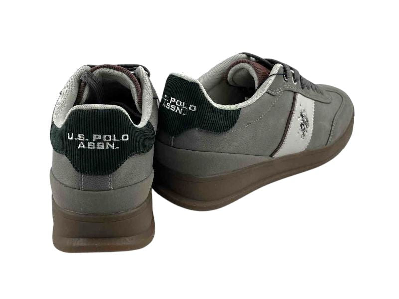 Zapatillas de modas en piel sintética casual en color gris con detalles en verde y marrón. Logo de la marca en los laterales y en el talón. Sneakers muy cómodas y ligeras de calidad.