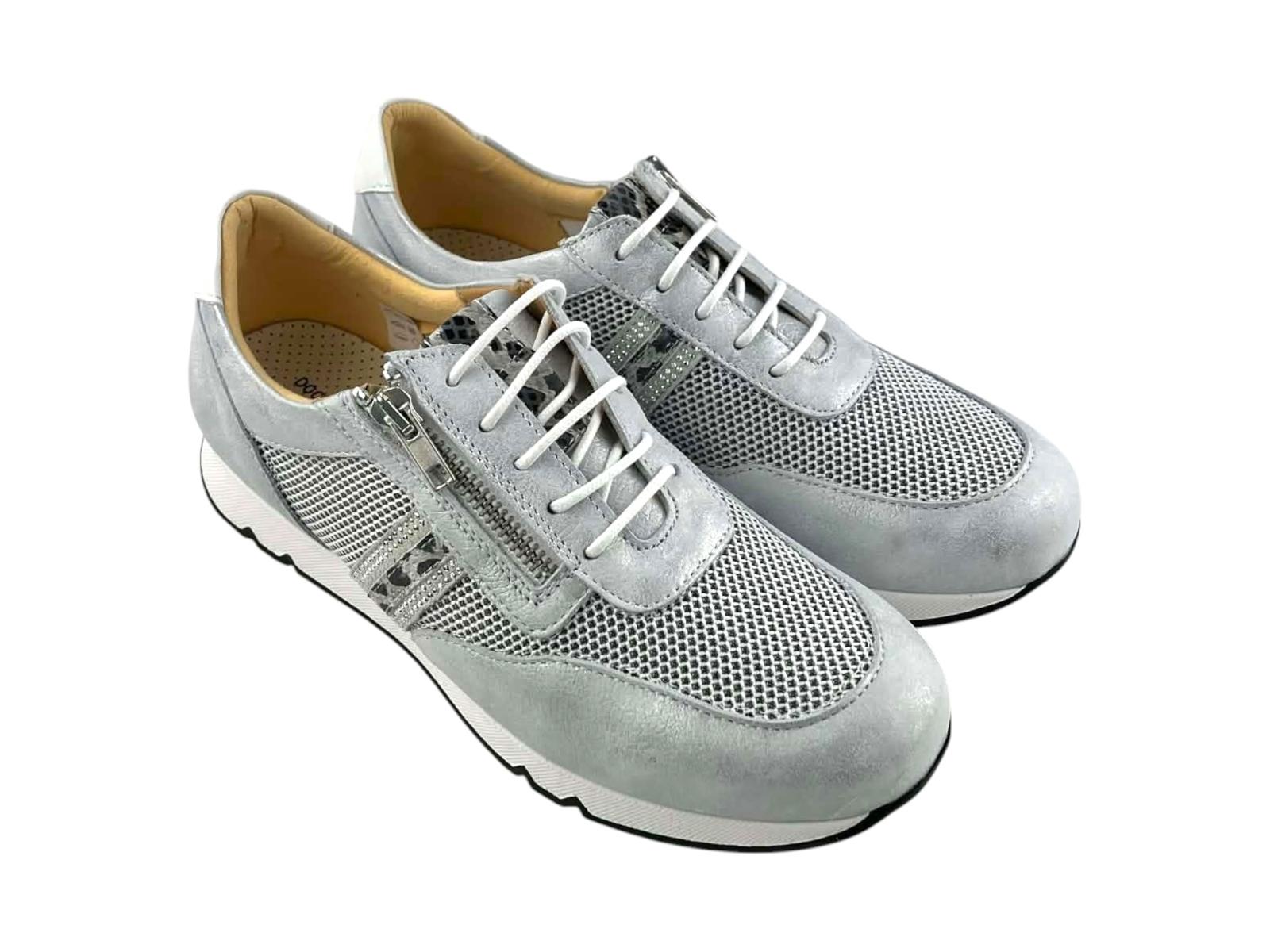 Zapatillas deportivas para mujer, con detalle de malla transpirable, acabados brillantes y cierre doble de cordón y cremallera.