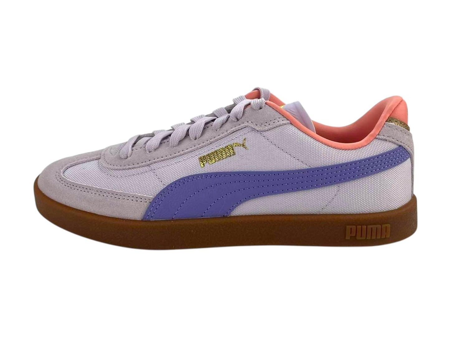 Zapatilla para mujer Puma clásica, color lila y con franja violeta, detalles dorados, con cordones y suela de goma marrón. 