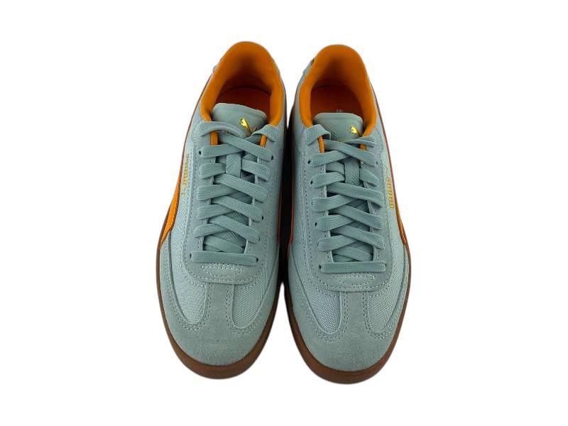 Zapatillas para mujer Puma, de diseño clásico y estilo moderno, color azul menta con franja naranja vibrante, detalles dorados, con cordones y suela de goma marrón. 