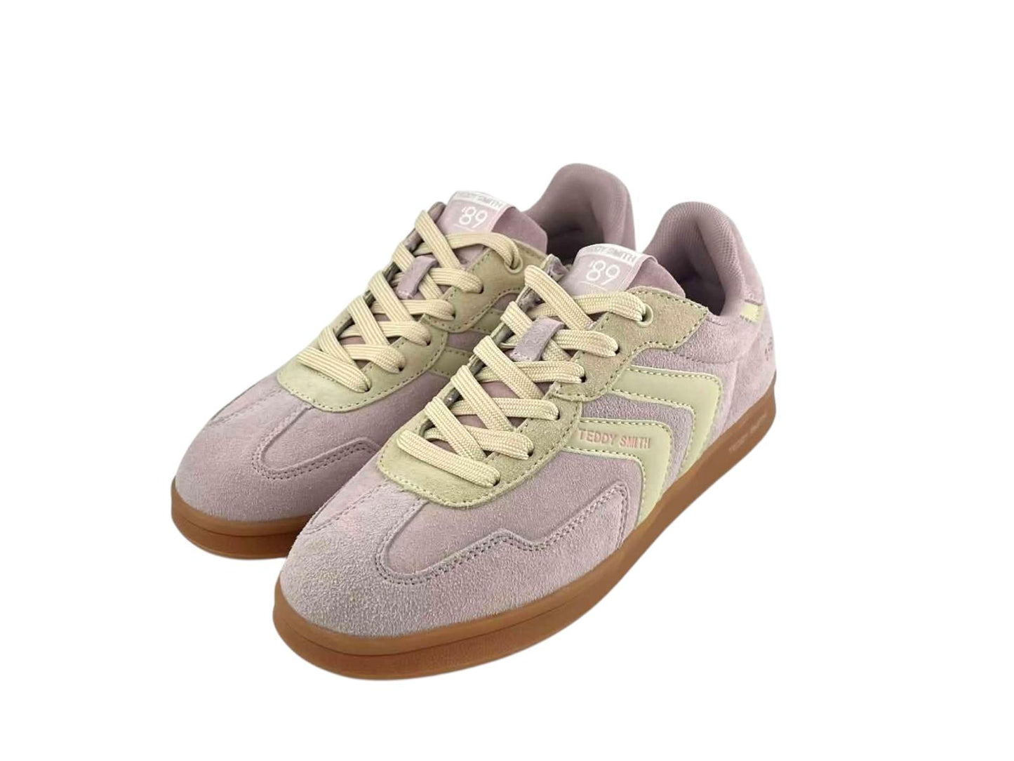Zapatillas de la marca Teddy Smith en piel ante rosa empolvado, con detalles en amarillo sueve en los laterales, cordones y suela de goma antidesizante.