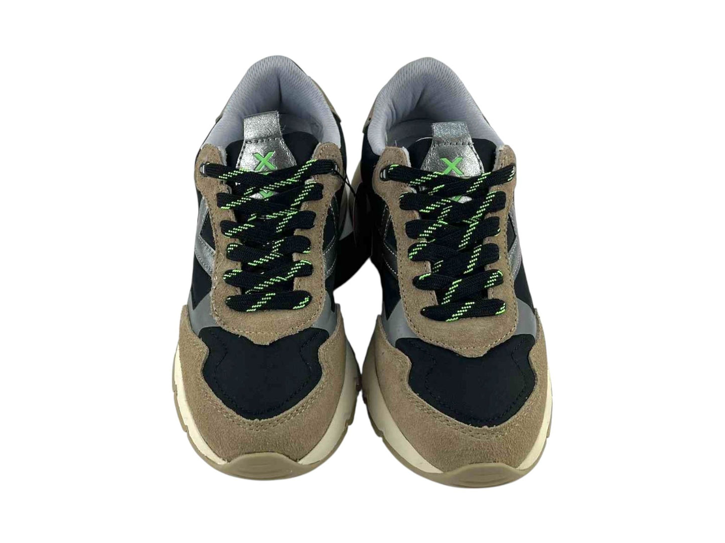 Zapatillas casuales urbanas de la marca Munich unisex con detalles en beige y plata  cordones negros con toques verde lima.