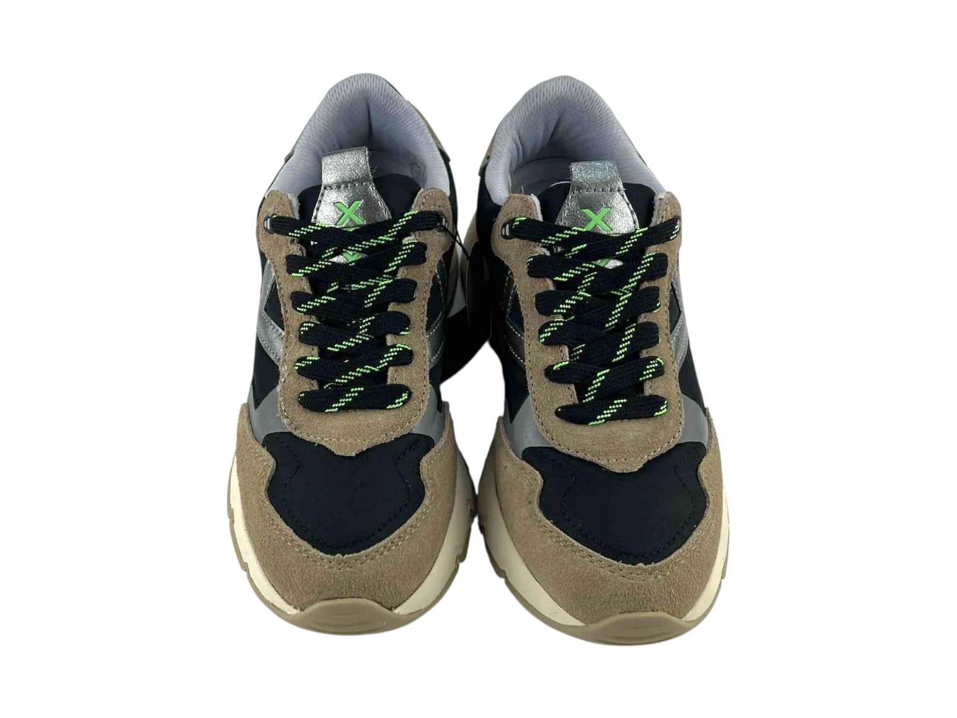 Zapatillas casuales urbanas de la marca Munich unisex con detalles en beige y plata  cordones negros con toques verde lima.