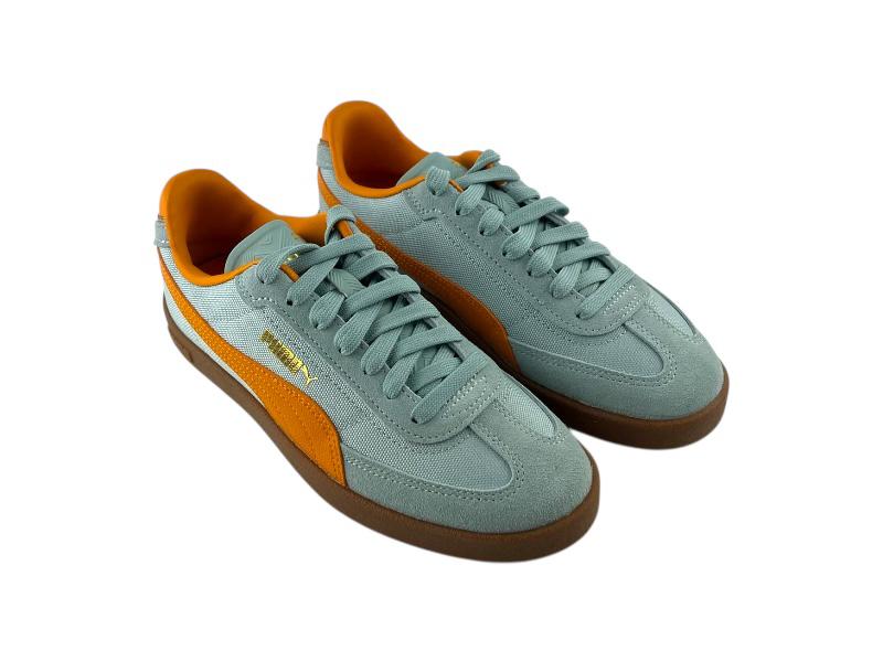 Zapatillas para mujer Puma clásicas, cómodas y de etilo urbano, color azul menta con franja naranja vibrante, detalles dorados, con cordones y suela de goma marrón. .