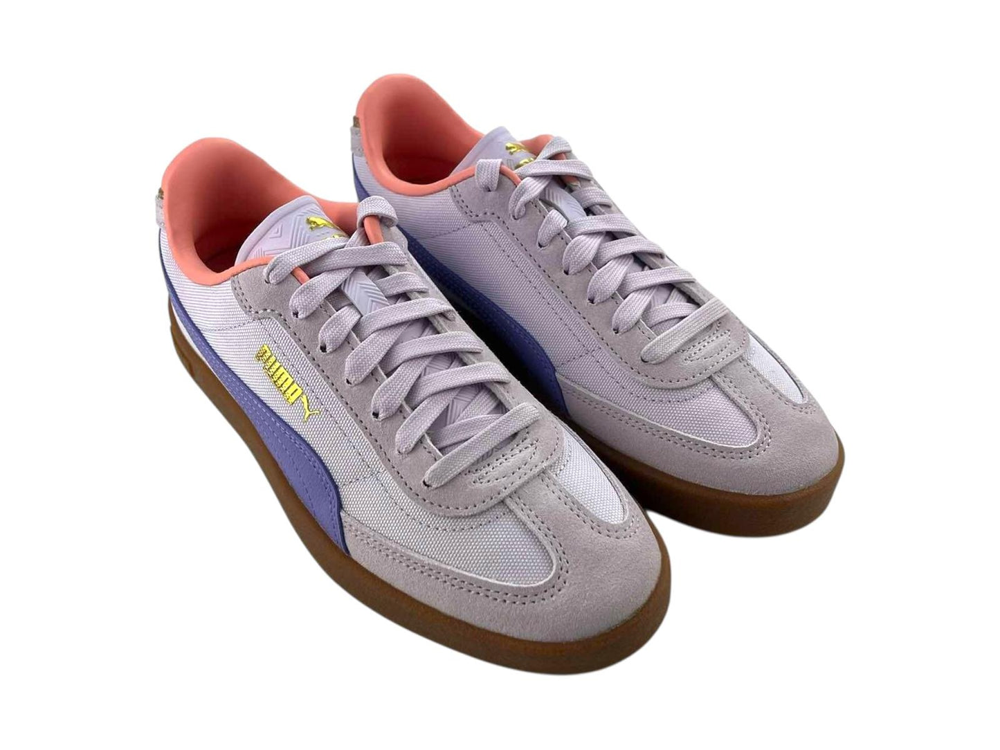 Zapatillas casuales para mujer de la marca Puma, zapatillas clásicas, color lila con franja violeta, detalles dorados de la marca y suela de goma marrón.