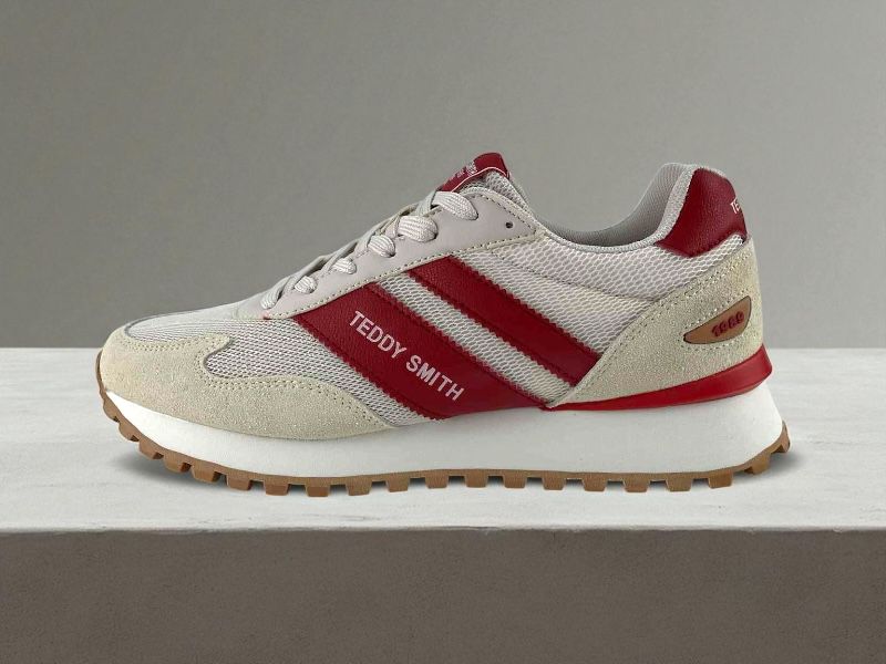 Zapatillas retro de hombre, Teddy Smith, en color beige y rojos con detalles de piel y textil. Con cordones y logo de la marca en el lateral y en la lengüeta.