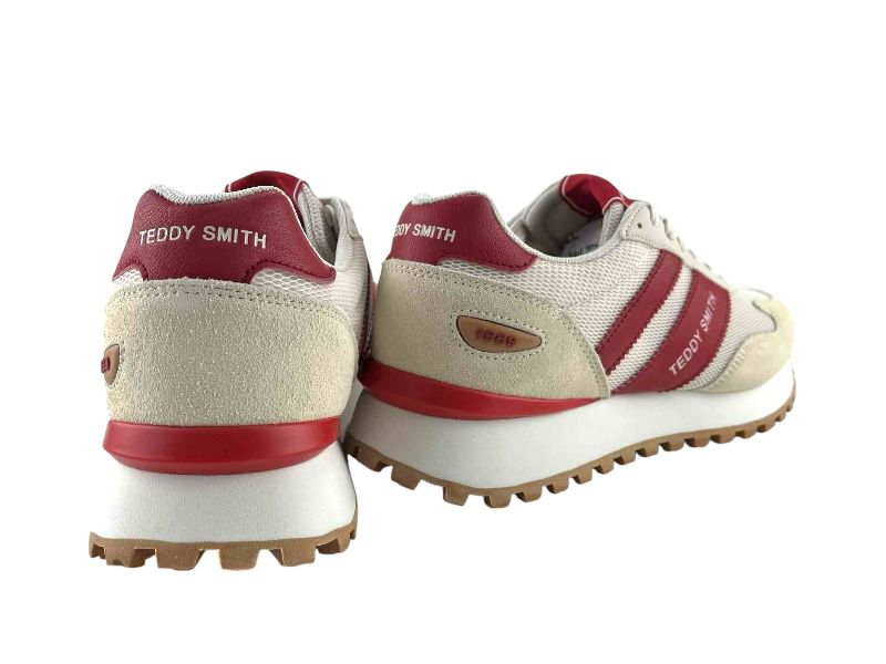 Vista por la parte de atrás de unas zapatillas retro de los años 80, de hombre, con detalles en piel y textil. en color rojo sobre fondo beige.