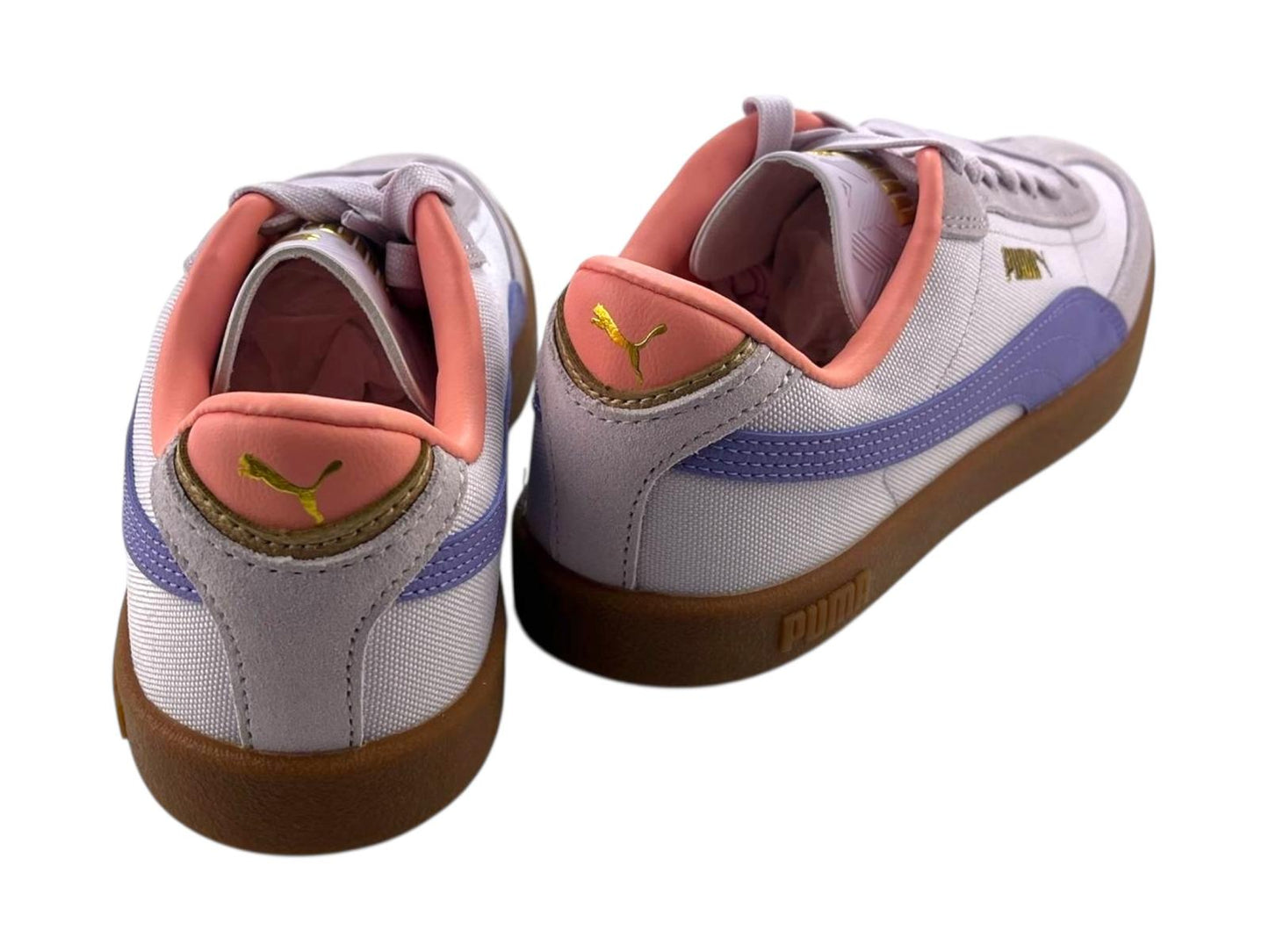 Vista de unas zapatillas Puma de mujer, cómodas, de diseño clásico con toques modernos, de color lila y violeta y logo de la marca en dorado. Suela retro de goma.