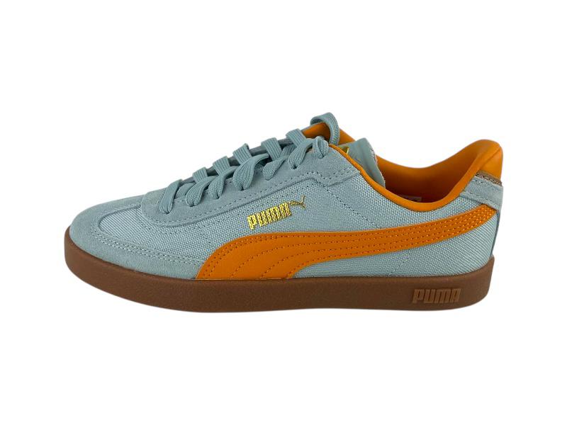 Zapatilla para mujer Puma clásicas, color azul menta con franja naranja vibrante, detalles dorados, con cordones y suela de goma marrón. 