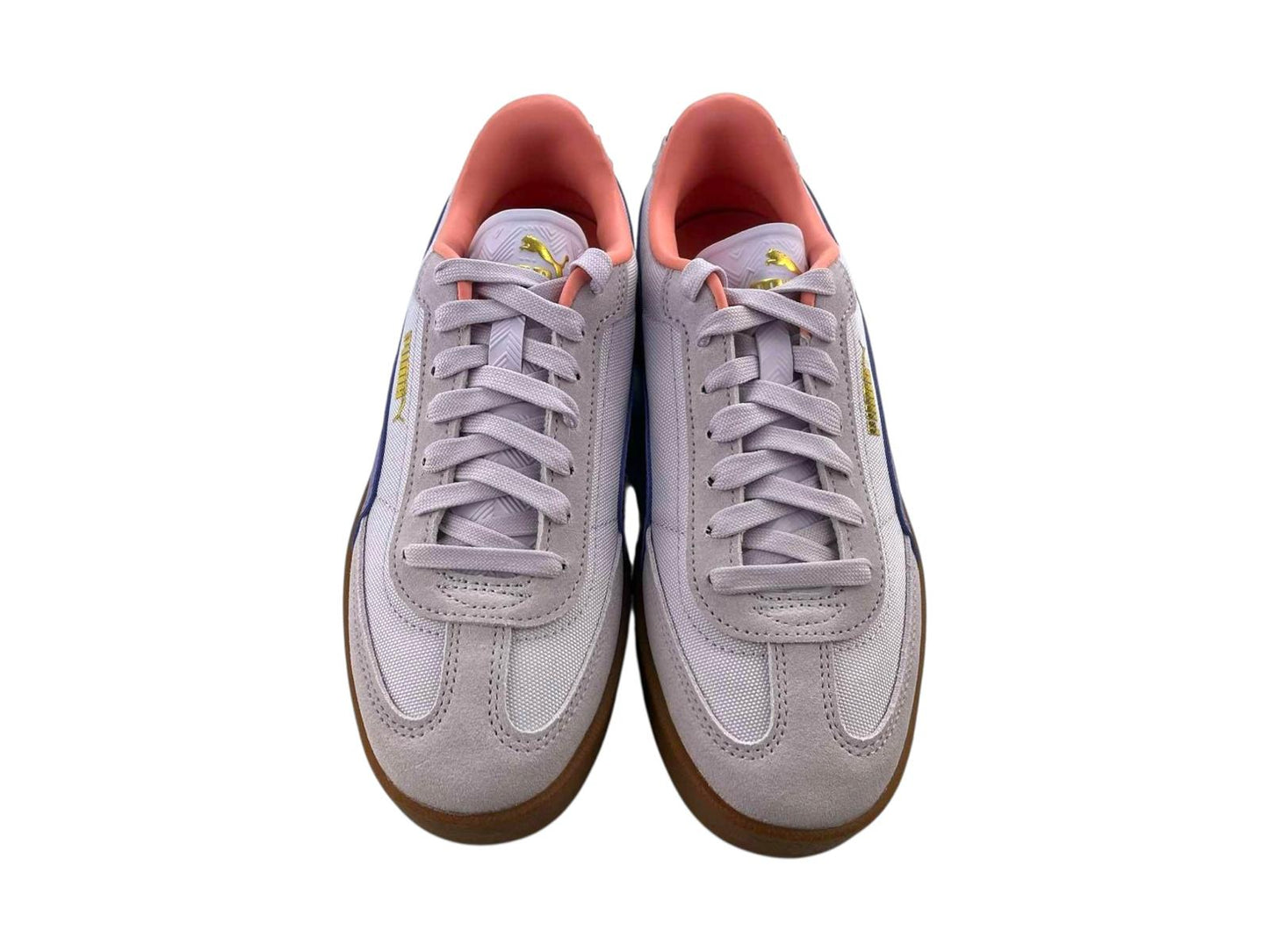 Zapatillas para mujer Puma clásica, de estilo urbano moderno, color lila con franja violeta, detalles dorados de la marca y suela de goma marrón.