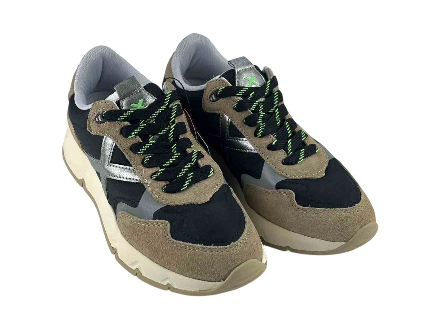 Zapatillas steetwear de la marca Munich, en color negro, con detalles en beige y plata, cordones negros y verde y logo en la solapa y en el lateral.