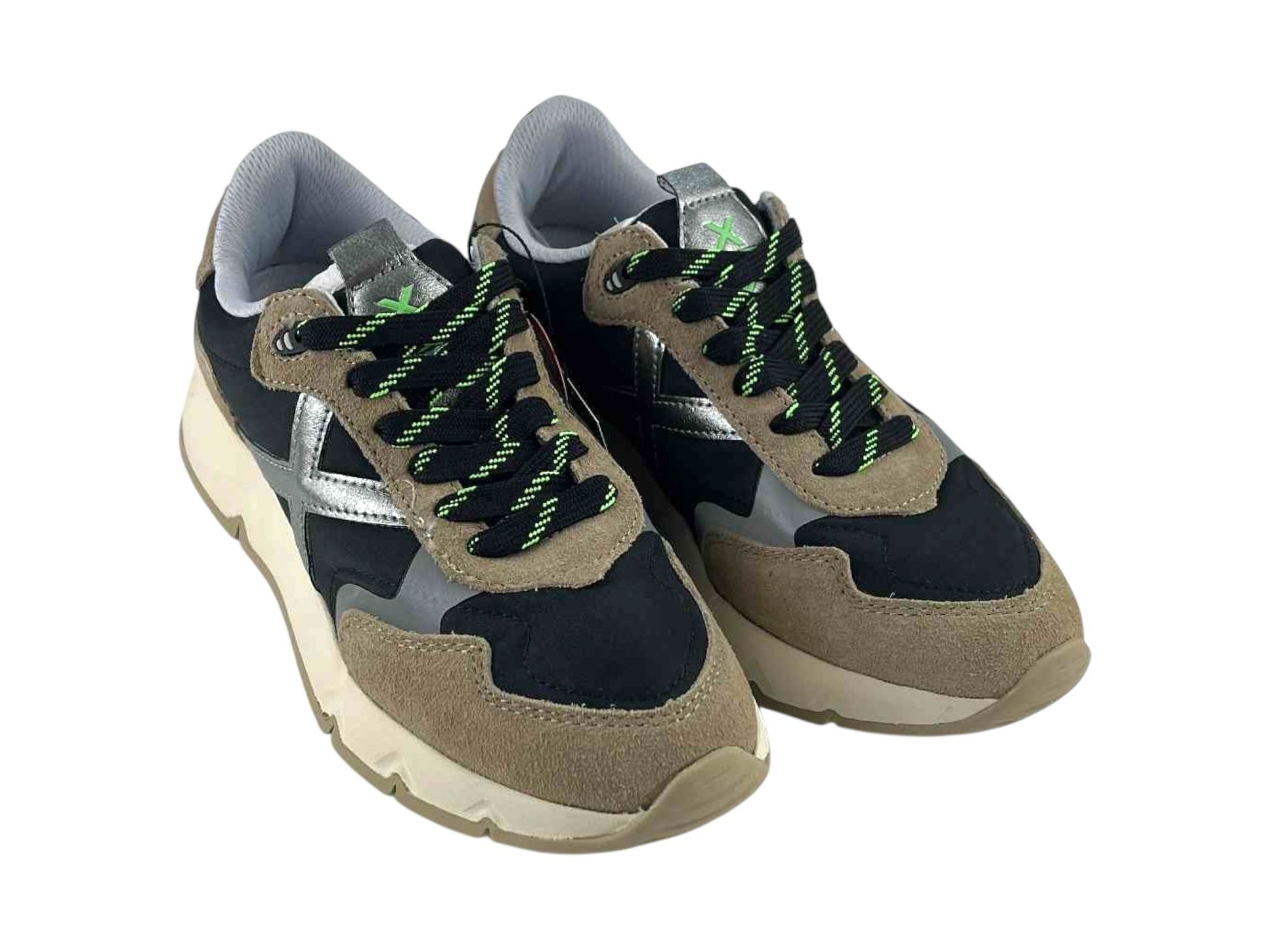 Zapatillas steetwear de la marca Munich, en color negro, con detalles en beige y plata, cordones negros y verde y logo en la solapa y en el lateral.