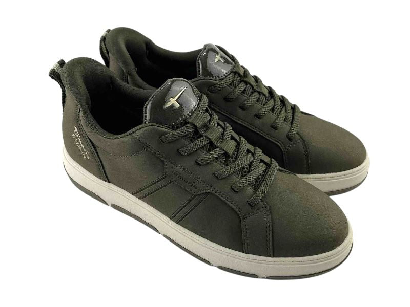 Sneakers casual de moda de la marca Tamaris, con diseño urbano y muy cómodo en color verde militar, con sistema calza fácil y cordones en color verde militar.