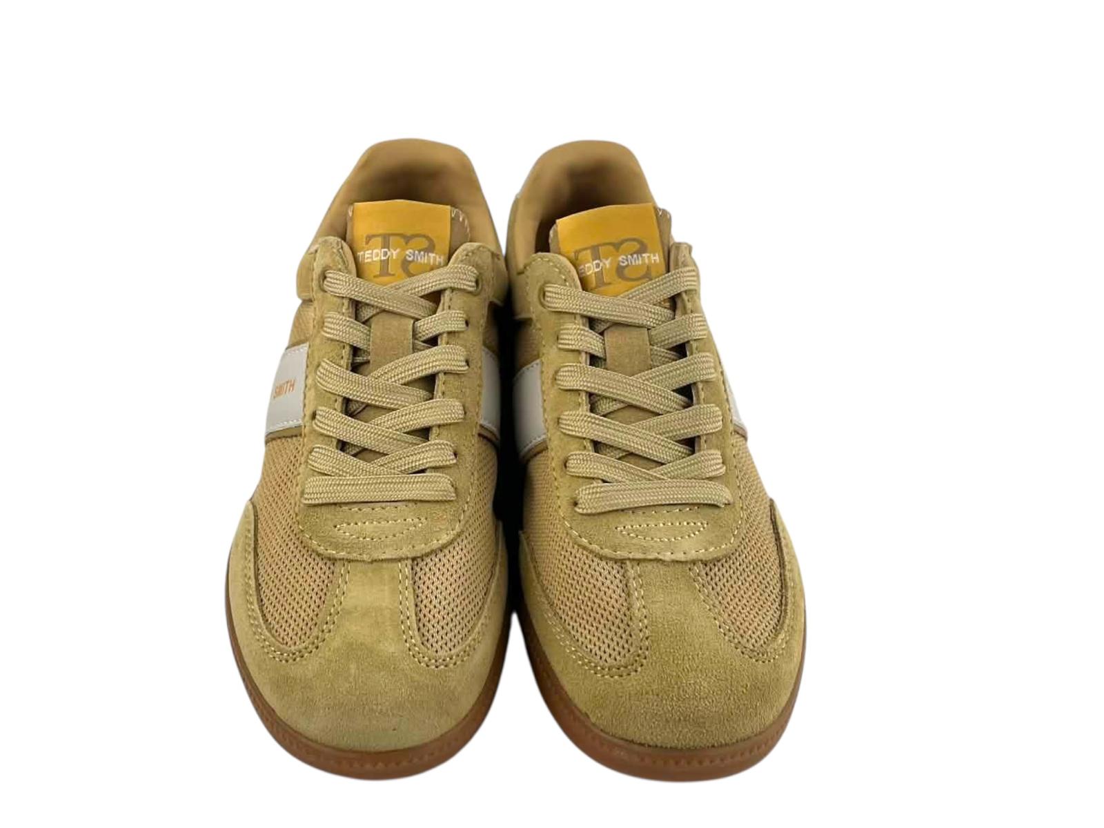 Vista frontal de unas zapatillas Teddy Smith en piel ante serraje,  cordones en el mismo color, suela gum carramelo y perfil bajo.