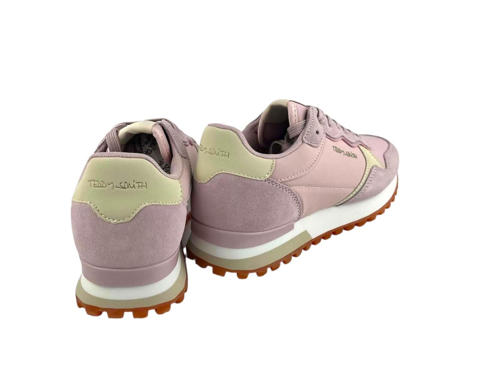Vista por la parte de atrás de unas zapatillas para mujer Teddy Smith, estilo retro, en rosa empolvado y beige, con suela ligera y dentada en color caramelo.