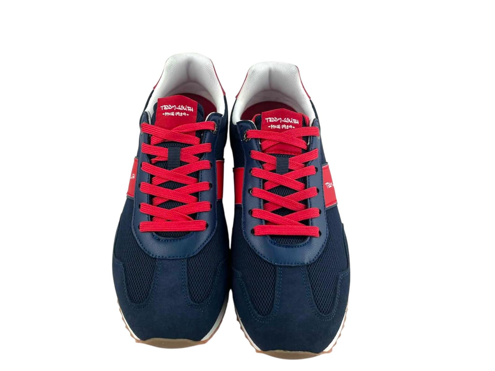 ⁠Sneakers para hombre de la marca Teddy Smith 1989 vista frontal superior. Se aprecian la lengüeta roja con logo, cordones rojos y la malla azul.⁠