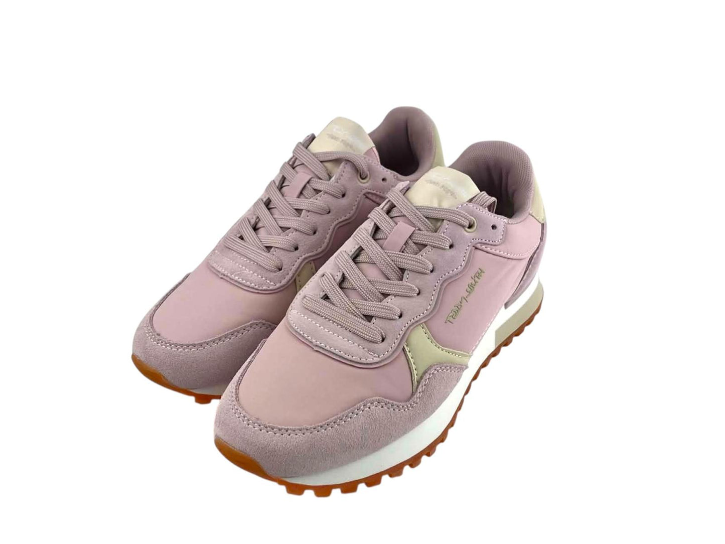 Vista lateral de unas zapatillas Teddy Smith de mujer con cordones en color rosa empolvado y suela de goma dentada. Mezcla de texturas en  ante y textil.