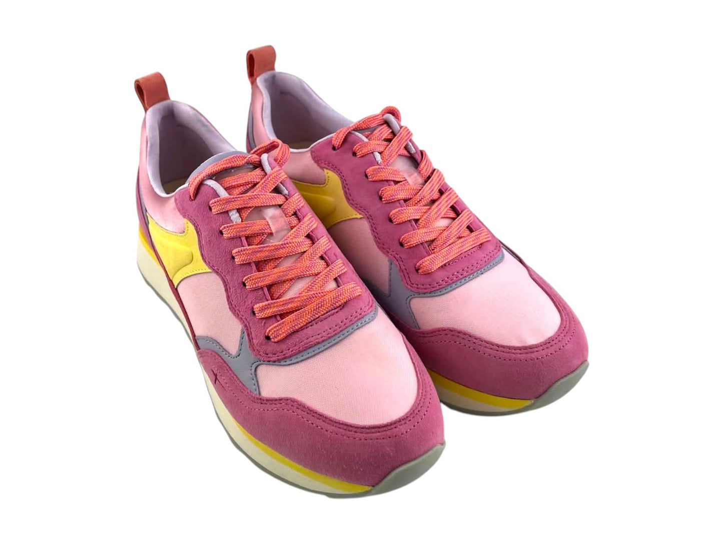 Par de sneakers retro marca Tamaris para mujer con cordones naranjas y diseño color block en tonos rosa. Suela de goma Eva, antideslizante y plantilla extraíble.