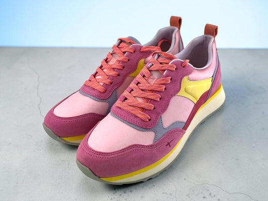 Par de sneakers retro marca Tamaris para mujer con cordones naranjas y diseño color block en tonos rosa. Muy cómodos y combinables.