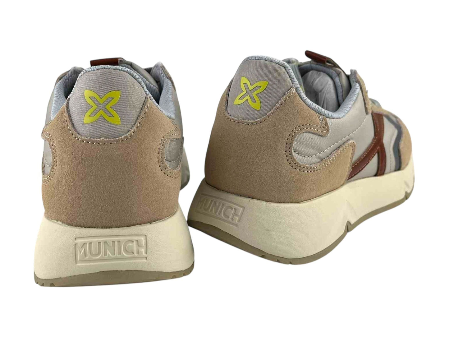 Vista por la parte de atrás de unas zapatillas retro urbanas, unisex, de la marca Munich con detalles en amarillo de la marca Munich.