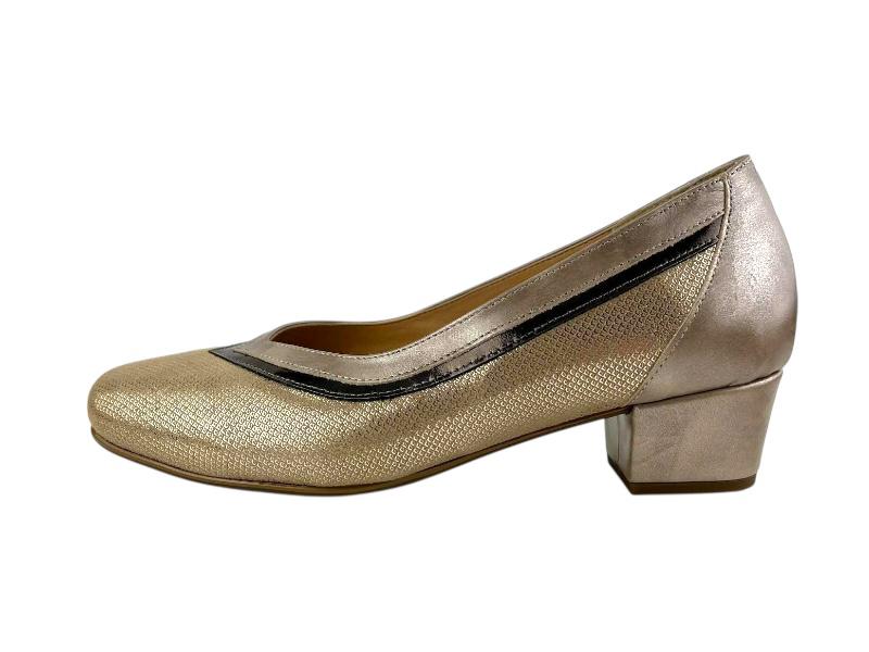 Zapatos en piel de mujer color dorado, en corte salón con detalles de ribetes en diferentes tipos de dorados.
Zapatos muy cómodos de tacón cuadrado bajo.