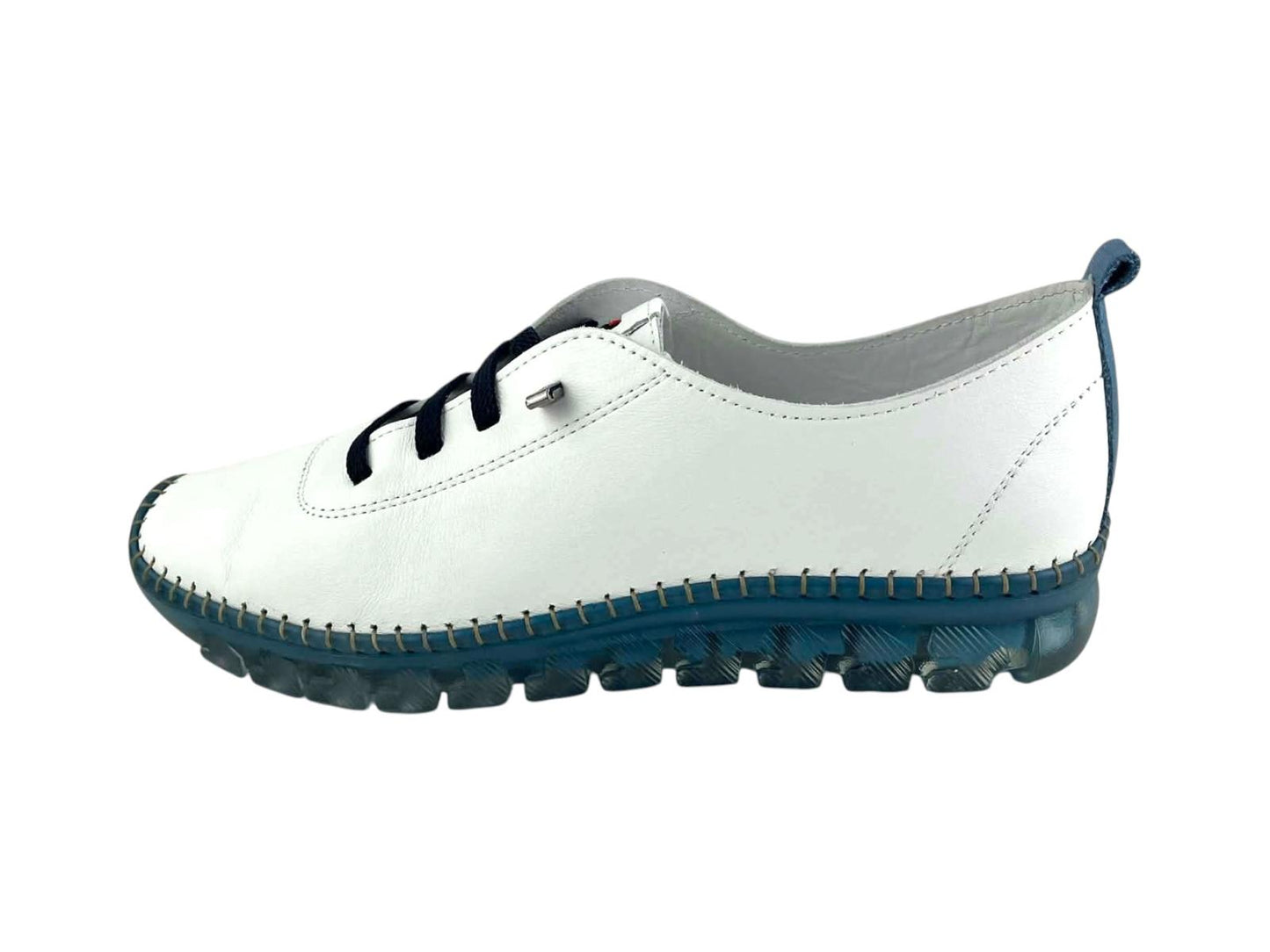 Zapato para mujer de la marca 48 Hours piel blanca, con suela flexible y cordones elelásticos. Diseño ergonómico, transpirable y artesanal. Comodidad y estilo casual para tu día a día.