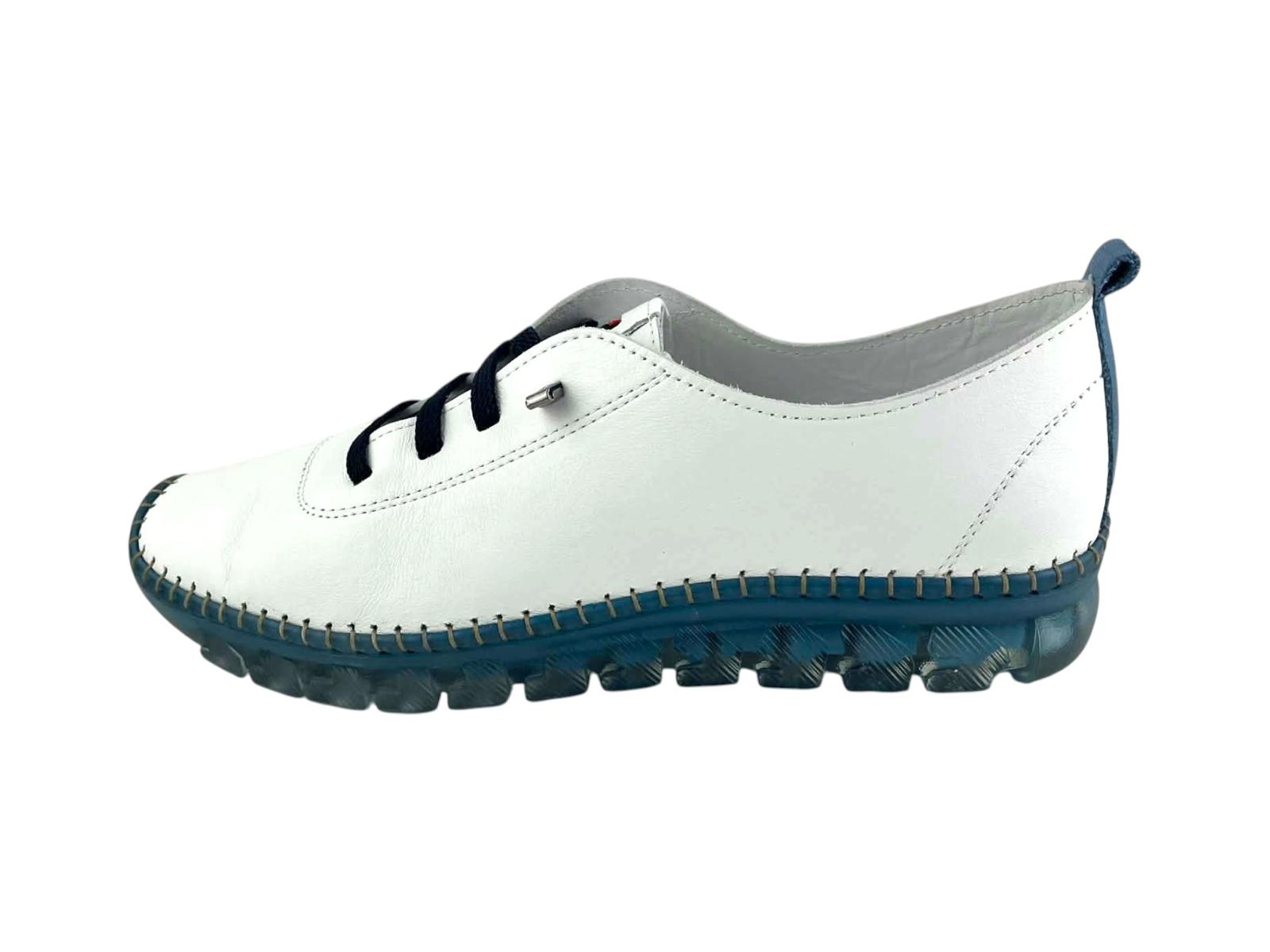 Zapato para mujer de la marca 48 Hours piel blanca, con suela flexible y cordones elelásticos. Diseño ergonómico, transpirable y artesanal. Comodidad y estilo casual para tu día a día.