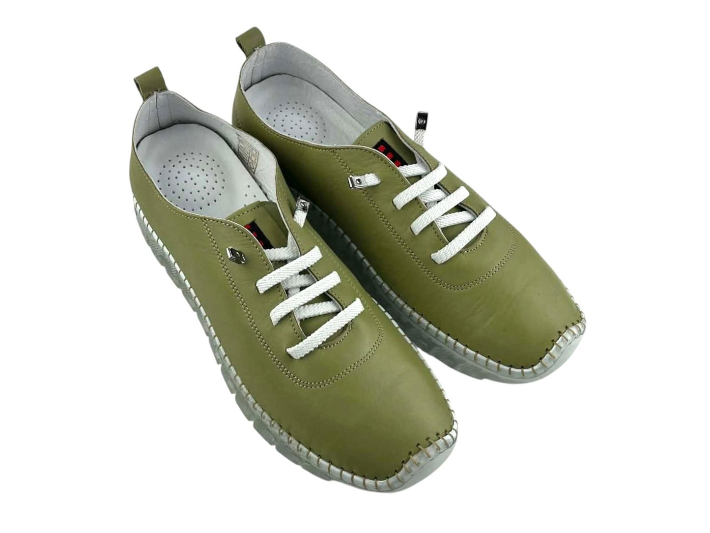 Perfil lateral de zapato urbano de piel verde oliva, destacando el sistema de cordones elásticos y la suela flexible y traslúcida.