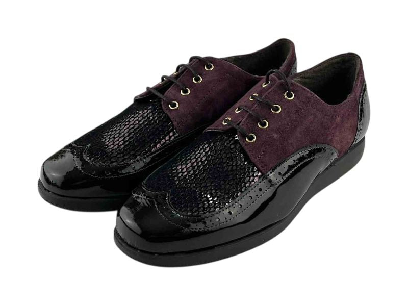 Zapatos planos de mujer, estilo Oxford, en piel charol y ante color burdeos, con cordones, cómodos y elegantes; y suela antidelizante.