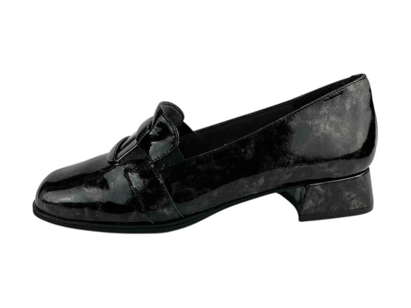 Mocasín de mujer, de la marca Cutillas, muy cómodos y elegantes, en piel charol envejecida en color negro. Zapatos estilosos, cómodos y elegantes.
