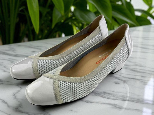 Zapatos elegantes, muy cómodos, de mujer, malla transpirable, en color plata con tacón bajo y corte en uve. 