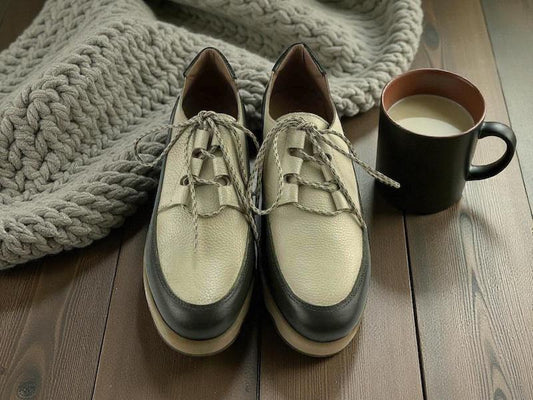 Zapatos de mujer de la marca española Lince, en piel legítima de alta calidad, con cuña y cordones bicolor beige y verde militar, muy cómodos y estilosos.