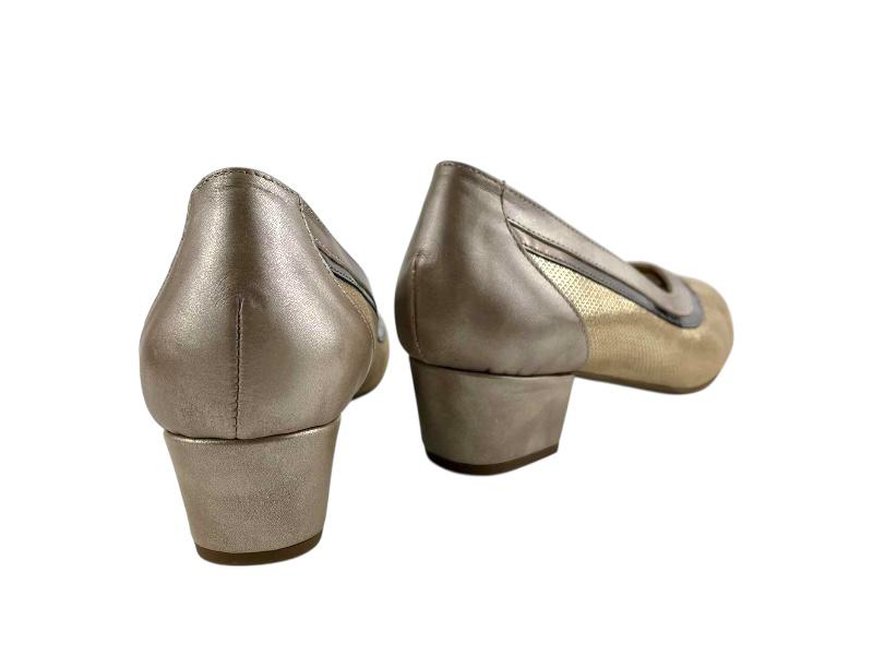 Vista por la parte de atrás de unos zapatos en piel legítima dorada para mujer, con tacón cuadrado bajo de estilo corte salón.