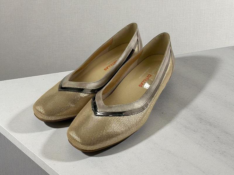 Zapatos elegantes de mujer en piel dorada y tacón bajo cuadrado, con corte en uve especial para eventos.