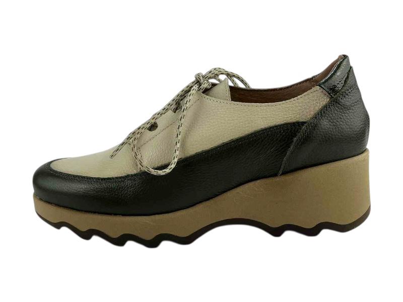 Zapatos de piel legítima de la marca española Lince, con cordones, cuña y suela dentada. Zapatos estilosos, cómodos y combinables con cualquier look.