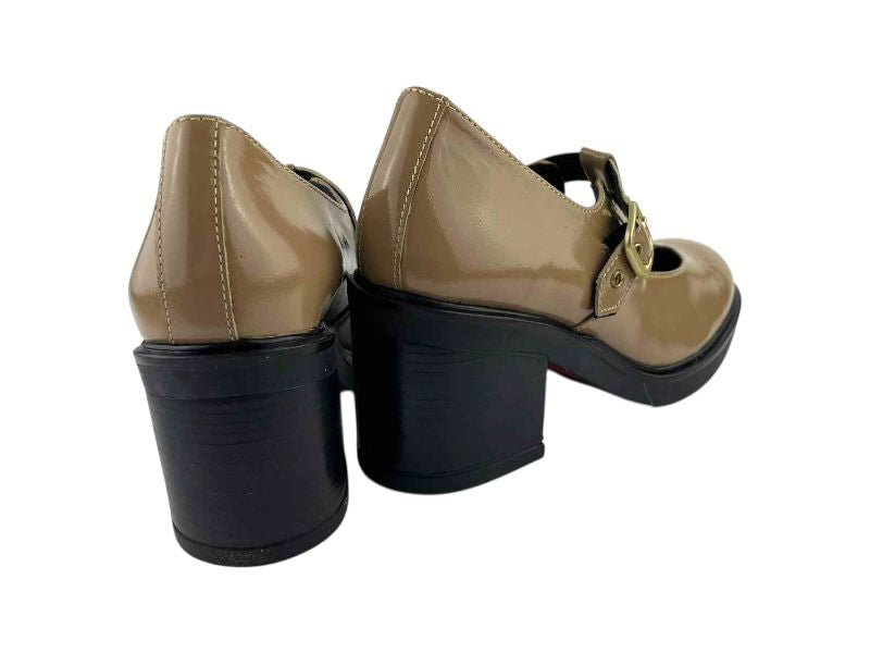 Zapatos Mary Jane en piel legítima, charol color beige, con  tira en T, tacón en bloque en color negro y hebillas doradas. Zapatos para mujer muy cómodos y de tendencia.