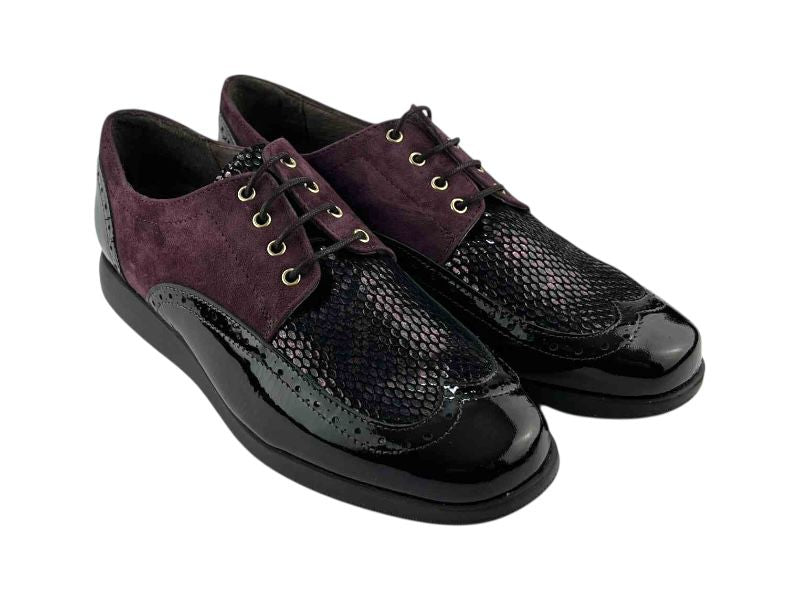 Zapatos planos de mujer, estilo británico, con cordones y detalles en piel ante y charol, muy cómodos y elegantes.