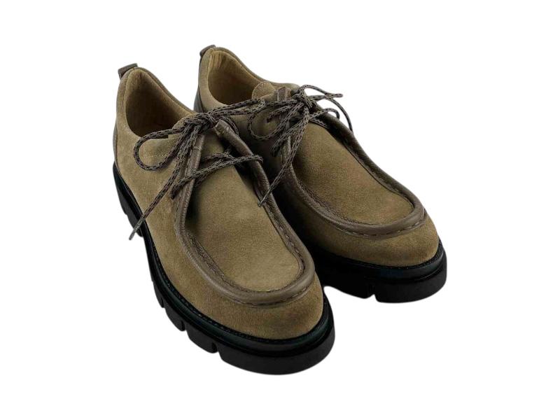 Mocasín de mujer, de la marca española Lince, estilo wallabee, con cordones, piel legítima en color  beige y suela track negra. Perfectos para el día a día.