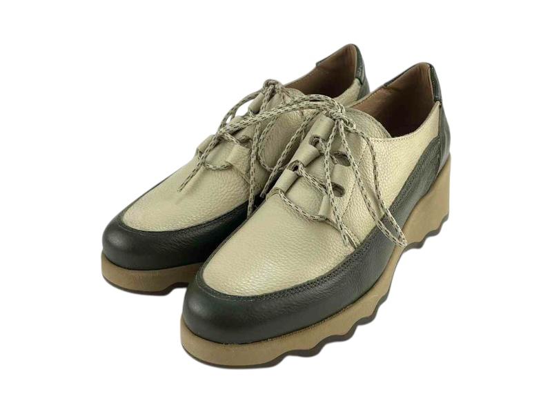 Zapatos de la marca Lince, en color beige y verde militar, con cordones y cuña, fabricados en piel legítima de alta calidad y suela dentada.