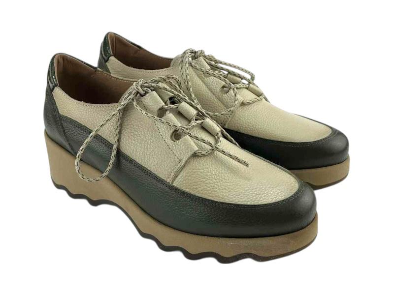 Zapatos de mujer en piel legítima de la marca Lince, con cordones, plataforma y suela ligeramente dentada antideslizante. 